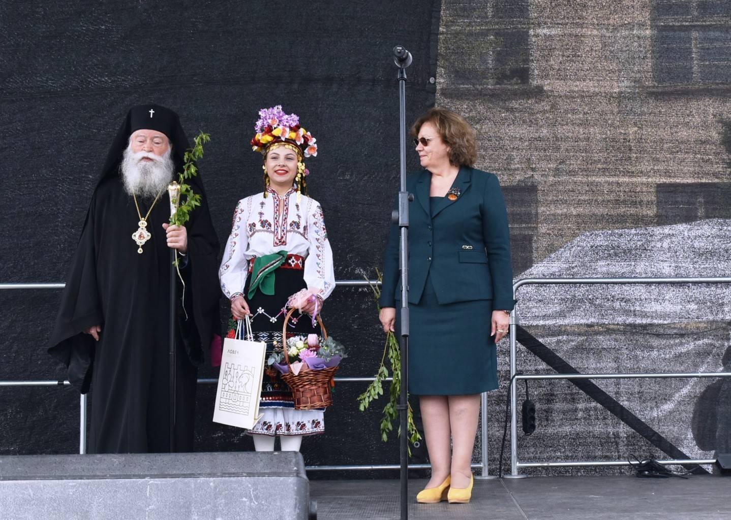 Ловчанският митрополит Гавриил, царицата на празника Дарина  и кметът Корнелия Маринова